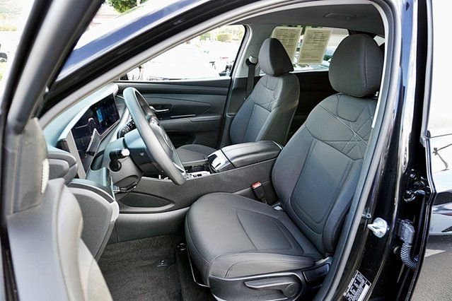 Certified 2025 Hyundai Tucson SE image 16