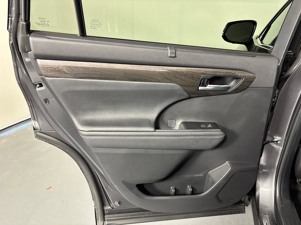 Used 2023 Toyota Highlander Platinum image 32