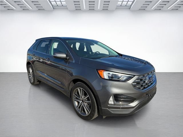 Used 2023 Ford Edge Titanium w/ Class II Trailer Tow Package AWD/4WD image 2