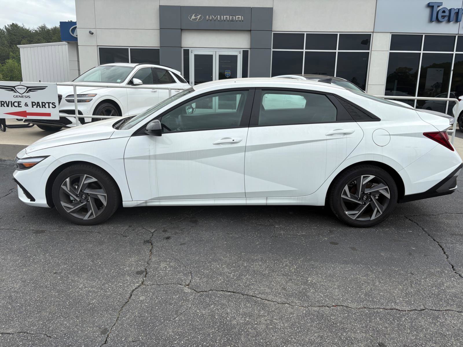 Used 2025 Hyundai Elantra Sport FWD image 4