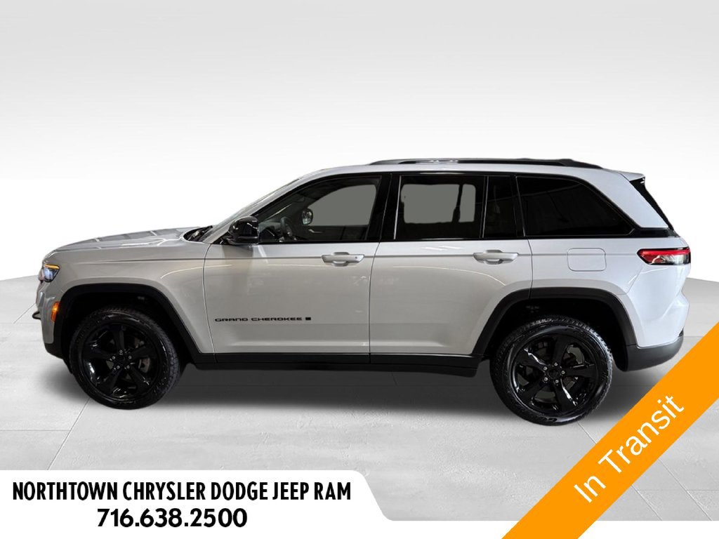 Used 2023 Jeep Grand Cherokee Altitude AWD/4WD image 3