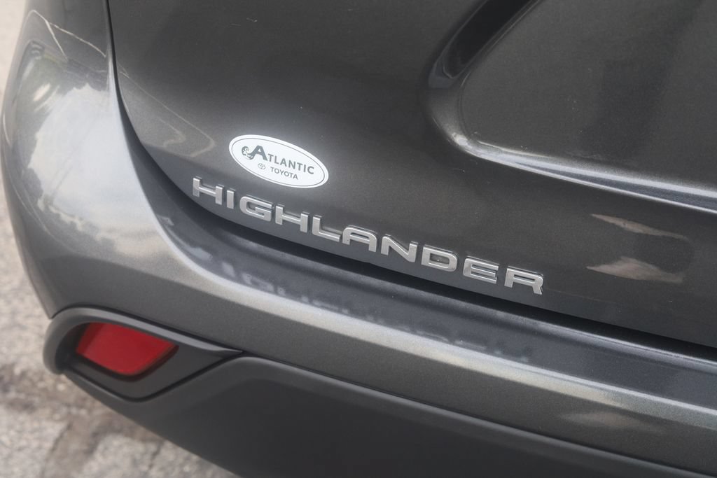 Used 2021 Toyota Highlander XLE AWD/4WD image 26