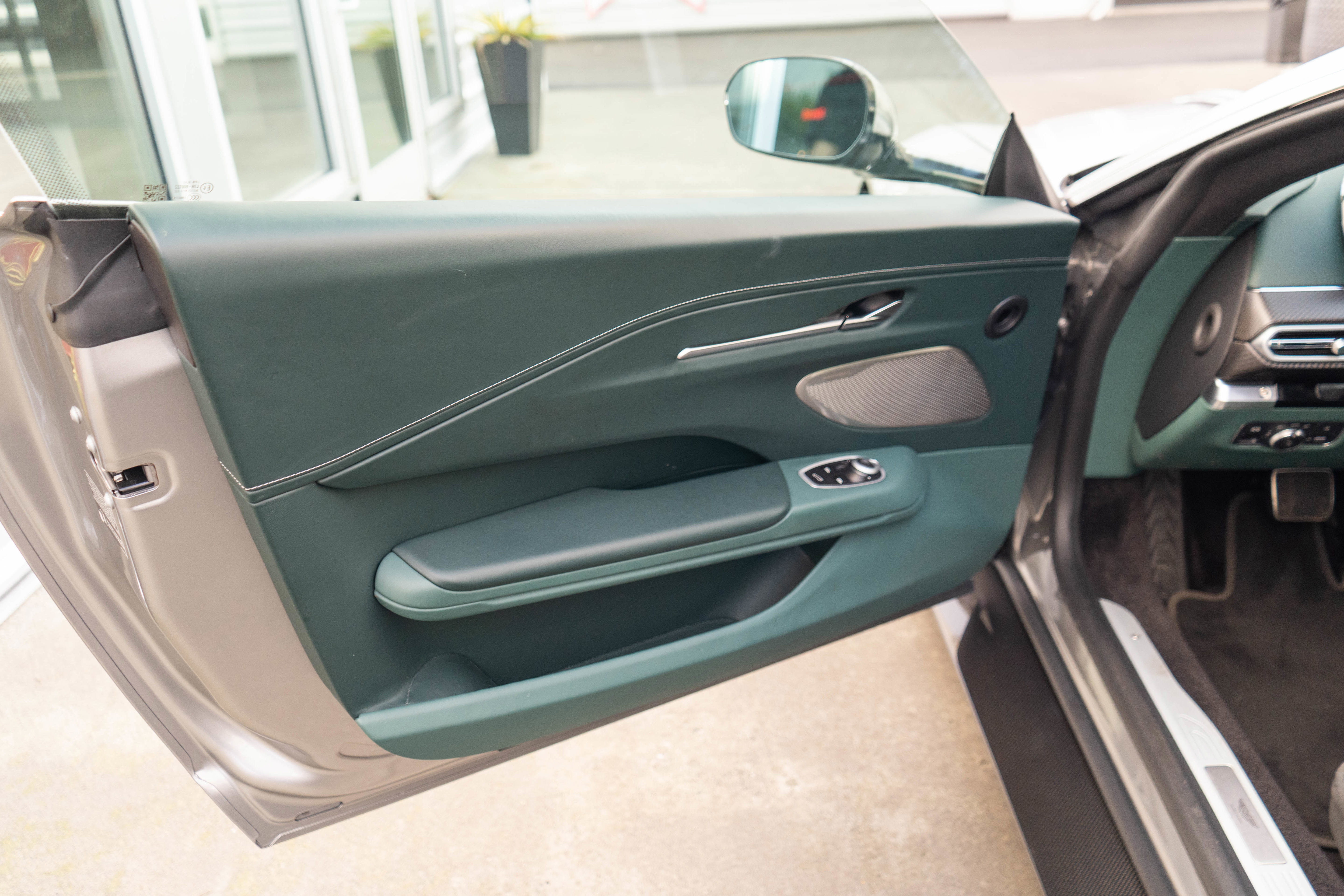 Used 2025 Aston Martin V8 Vantage Coupe image 14