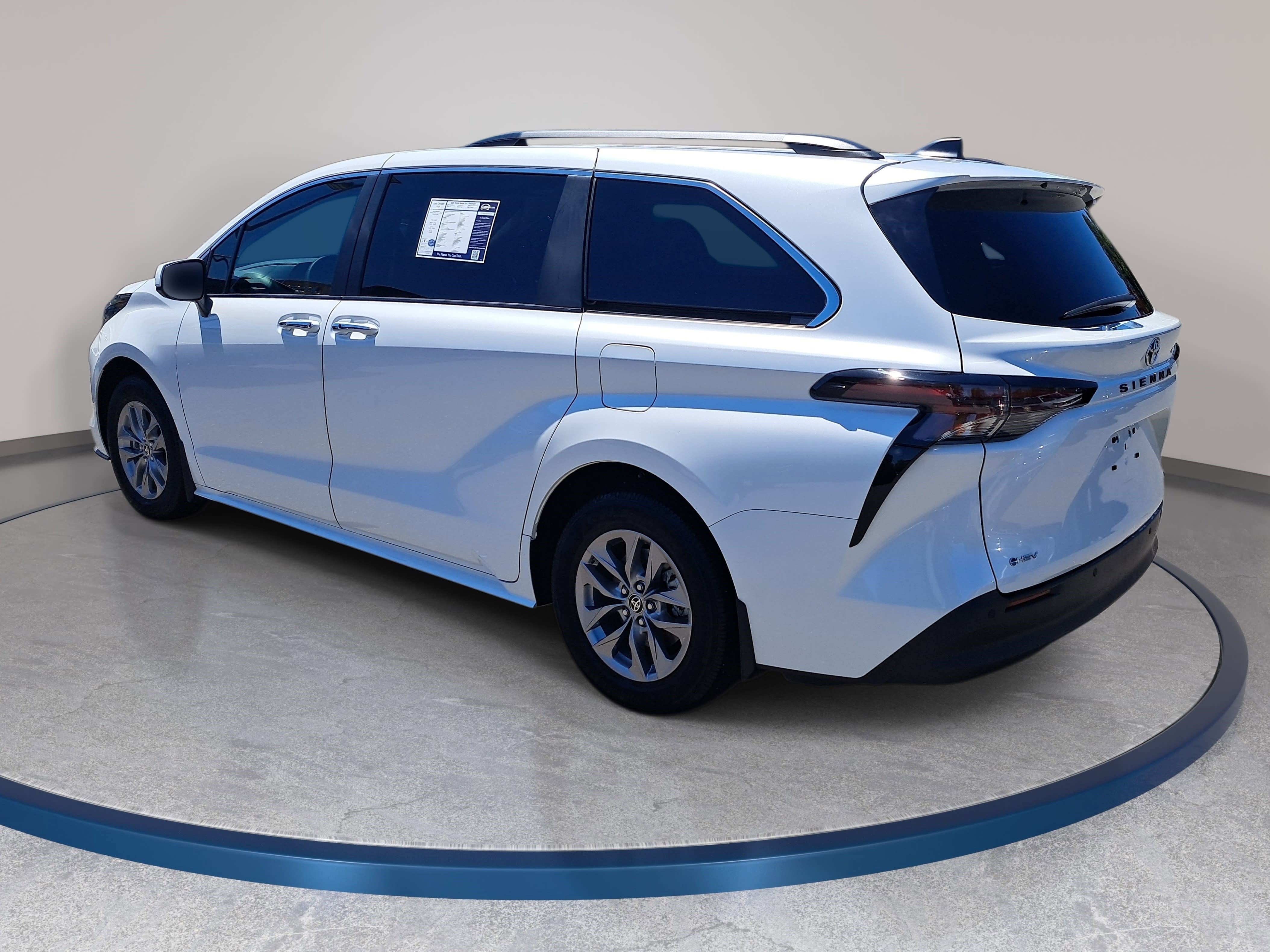 Used 2025 Toyota Sienna XLE FWD image 7