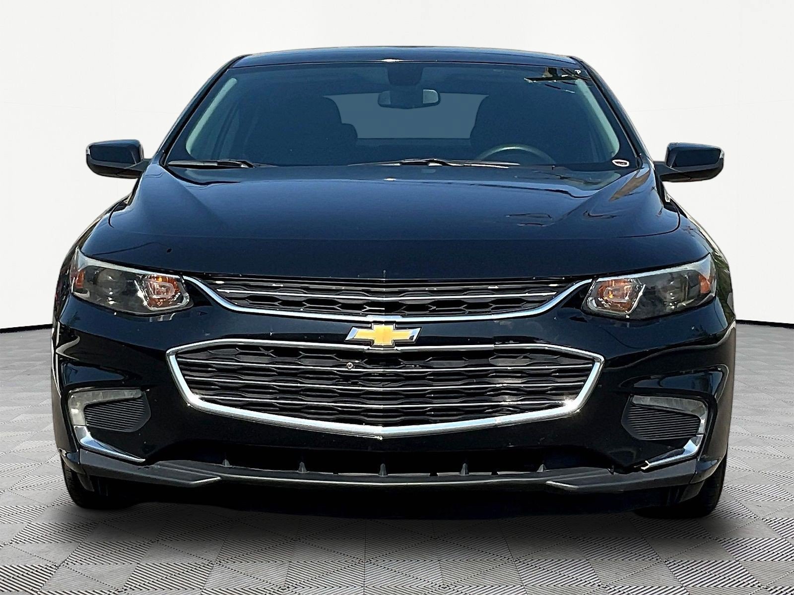 Used 2017 Chevrolet Malibu LT FWD image 2