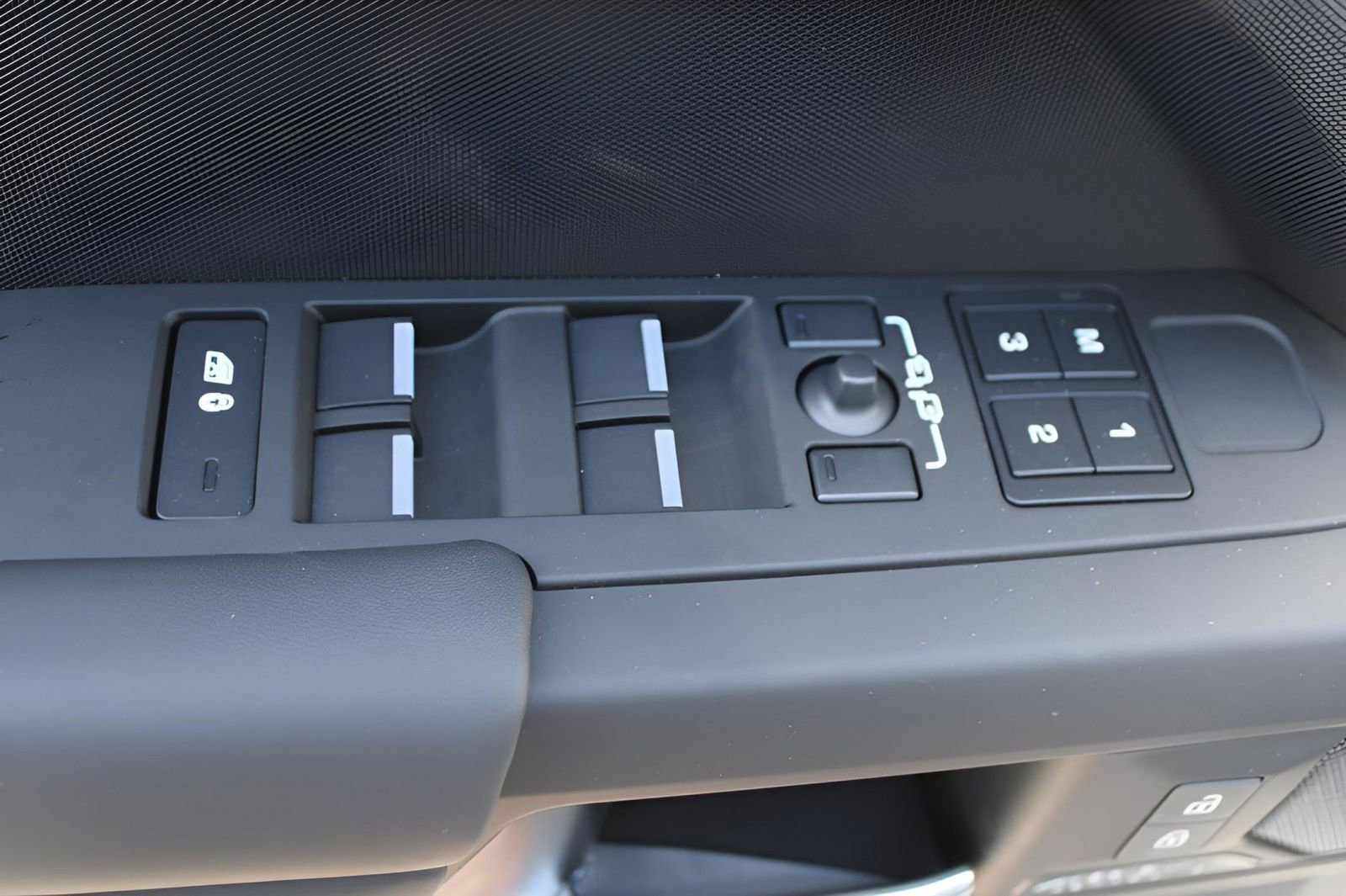 New 2025 Land Rover Defender 110 X-Dynamic SE image 24