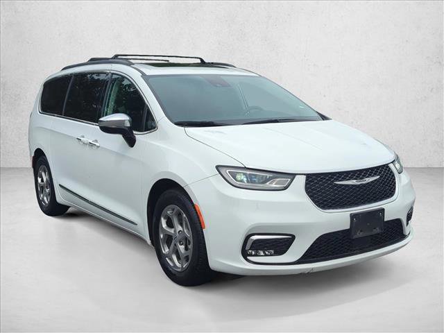 Used 2023 Chrysler Pacifica Limited image 3