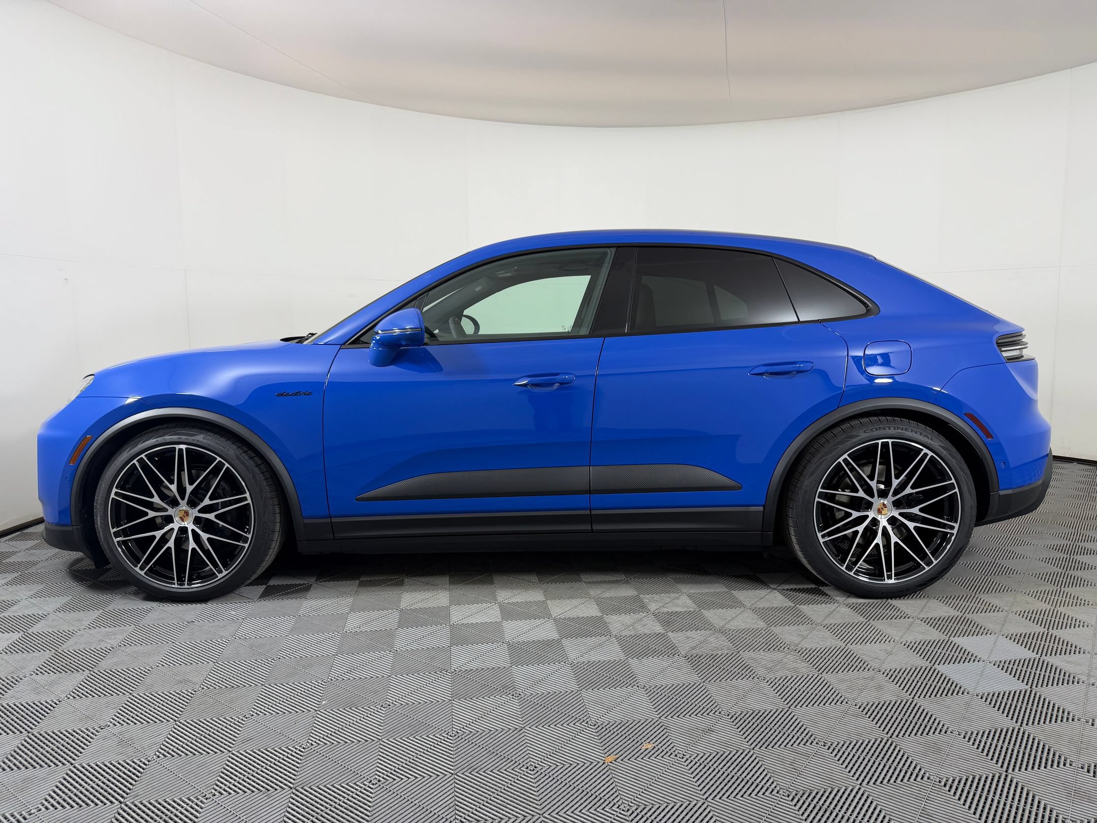 Used 2026 Porsche Macan Electric RWD image 2