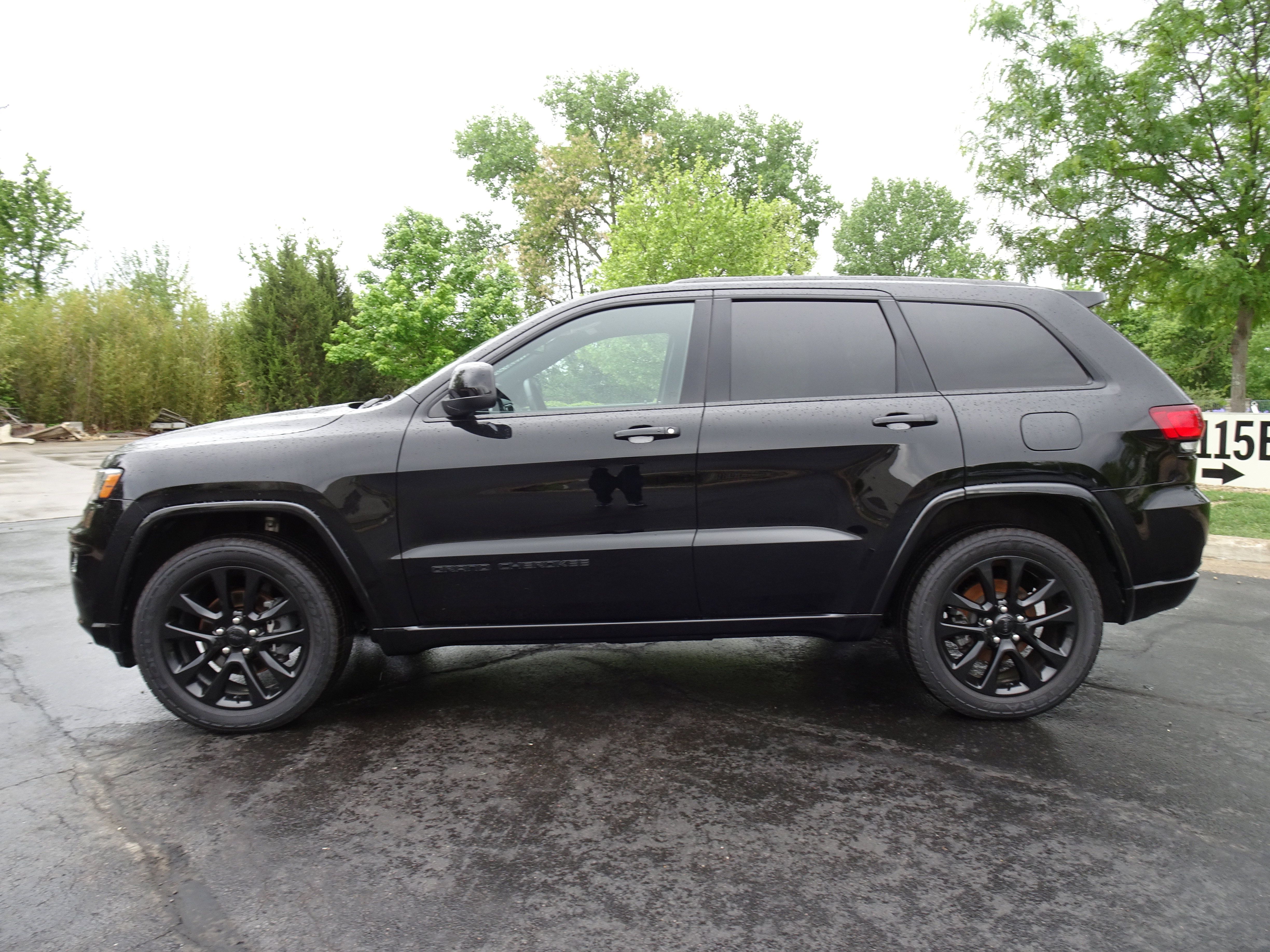 Used 2020 Jeep Grand Cherokee Altitude AWD/4WD image 11