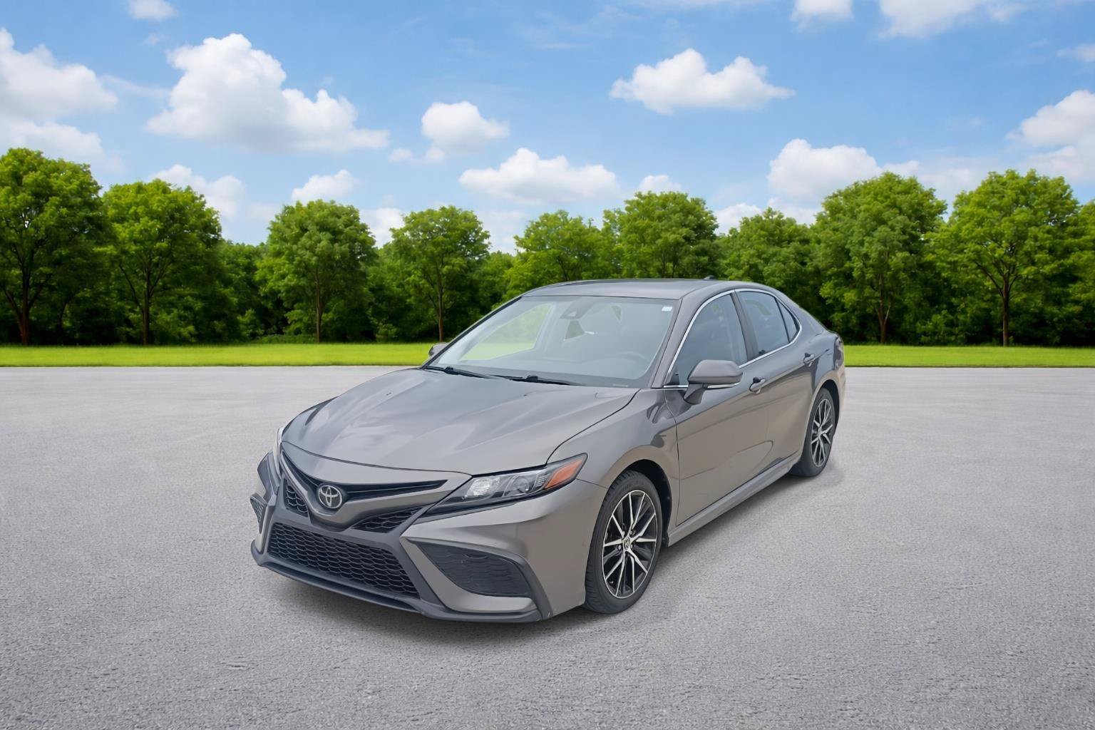 Used 2023 Toyota Camry SE FWD image 3