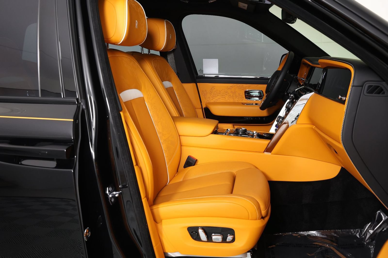 Certified 2025 Rolls-Royce Cullinan AWD/4WD image 35