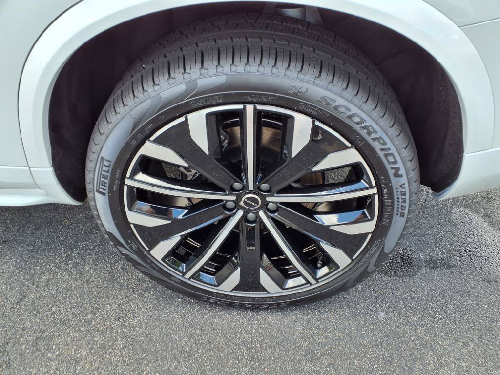 New 2026 Volvo XC90 B5 Plus w/ Protection Package Premier AWD/4WD image 9