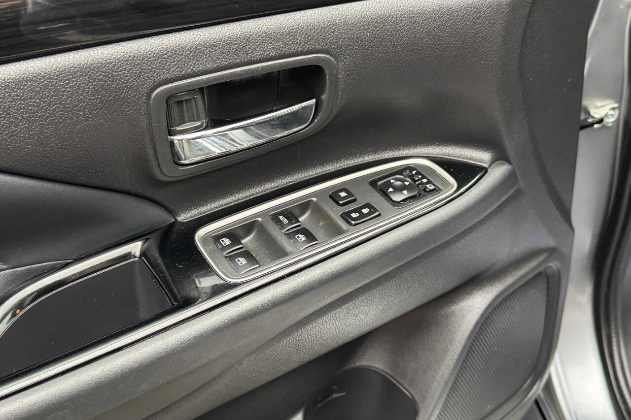 Used 2018 Mitsubishi Outlander GT image 25