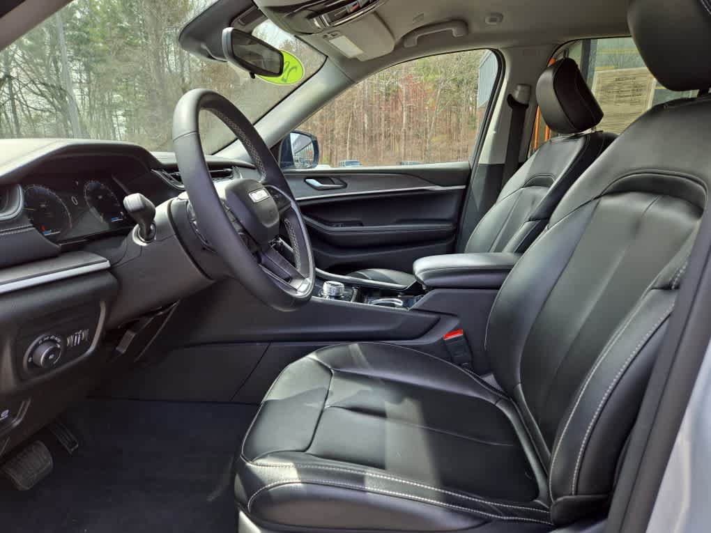Used 2023 Jeep Grand Cherokee Limited w/ Black Appearance Package AWD/4WD image 17