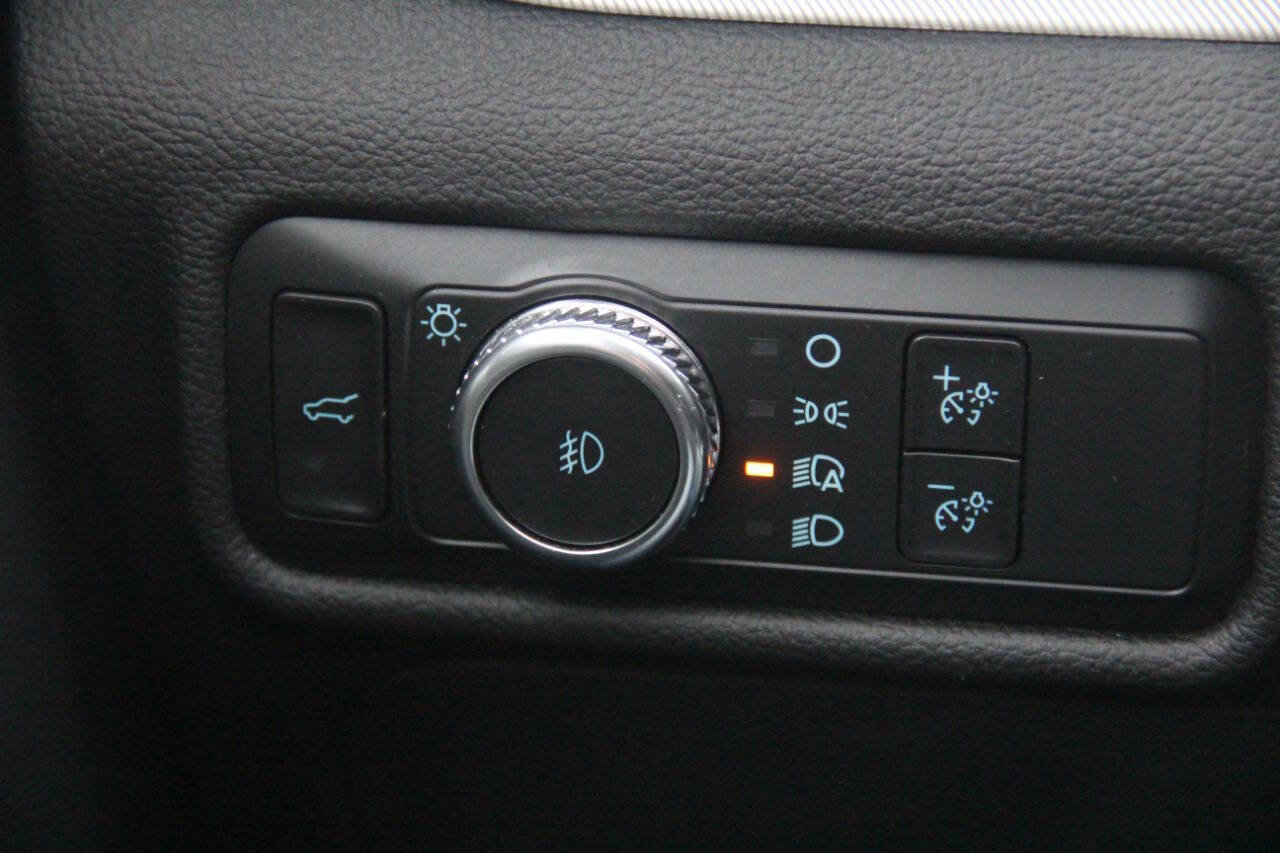 Certified 2022 Ford Explorer XLT w/ Equipment Group 202A image 27