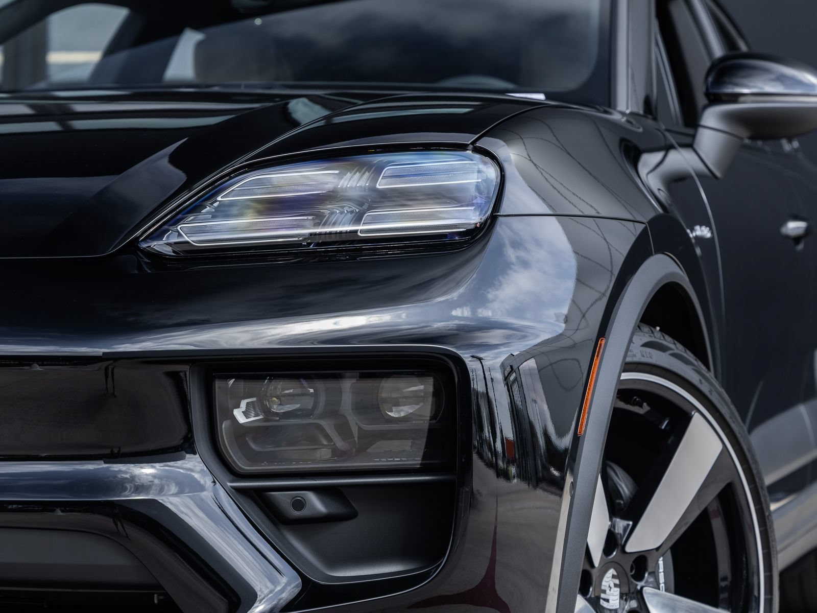 Certified 2025 Porsche Macan Electric RWD image 17