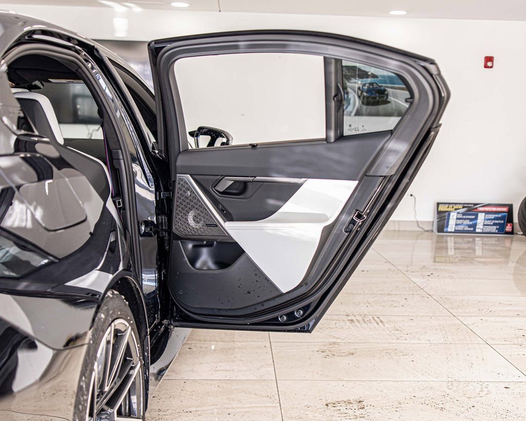 Used 2025 BMW M5 w/ Carbon Package AWD/4WD image 39