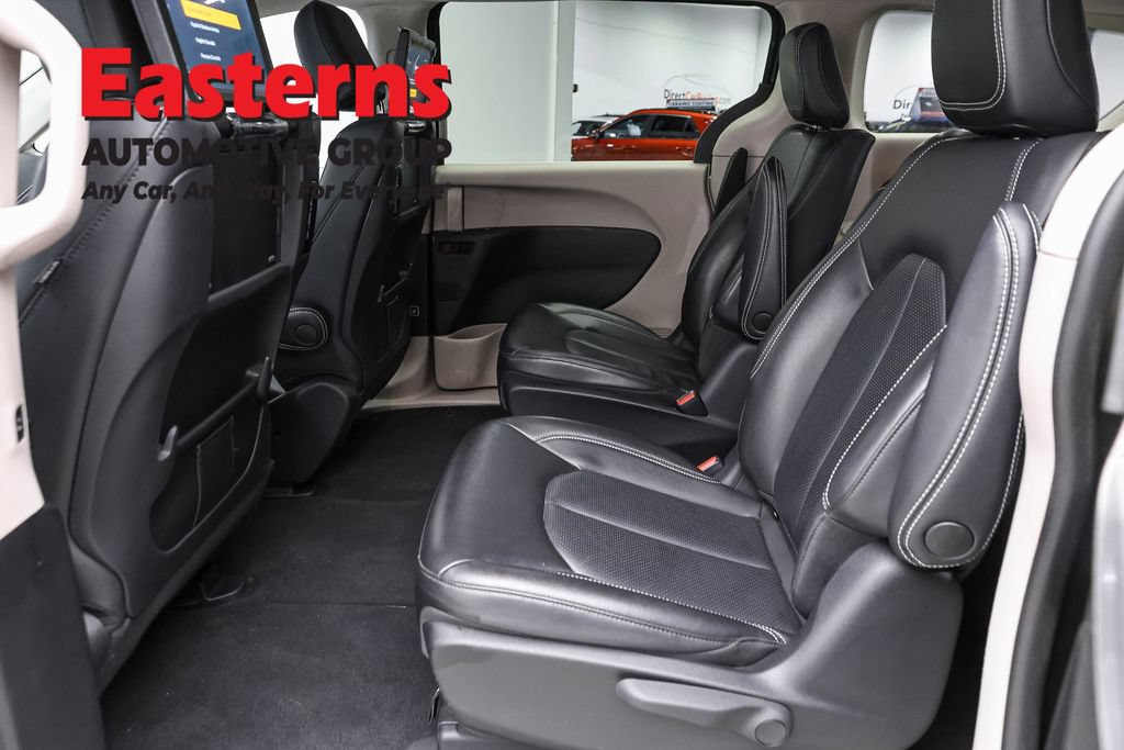 Used 2022 Chrysler Pacifica Touring-L w/ Uconnect Theater Family Group FWD image 22