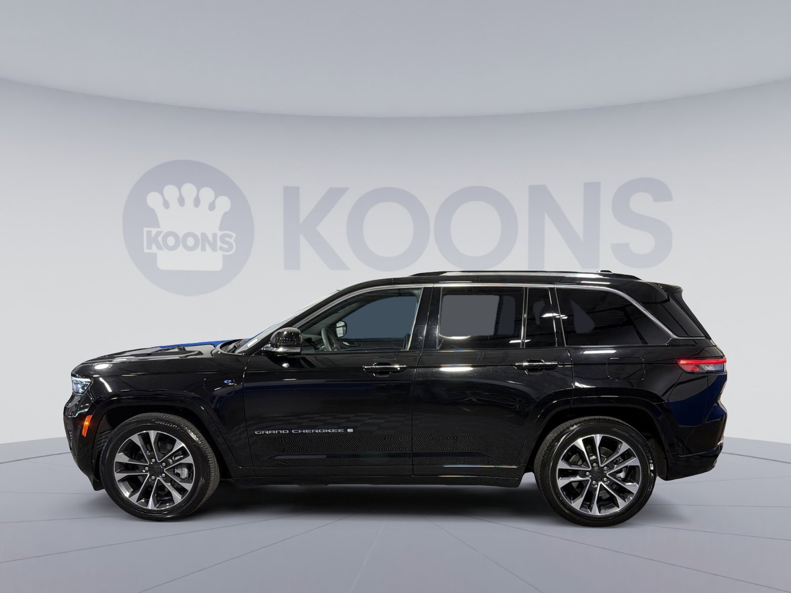 Used 2023 Jeep Grand Cherokee Overland w/ Luxury Tech Group IV AWD/4WD image 13