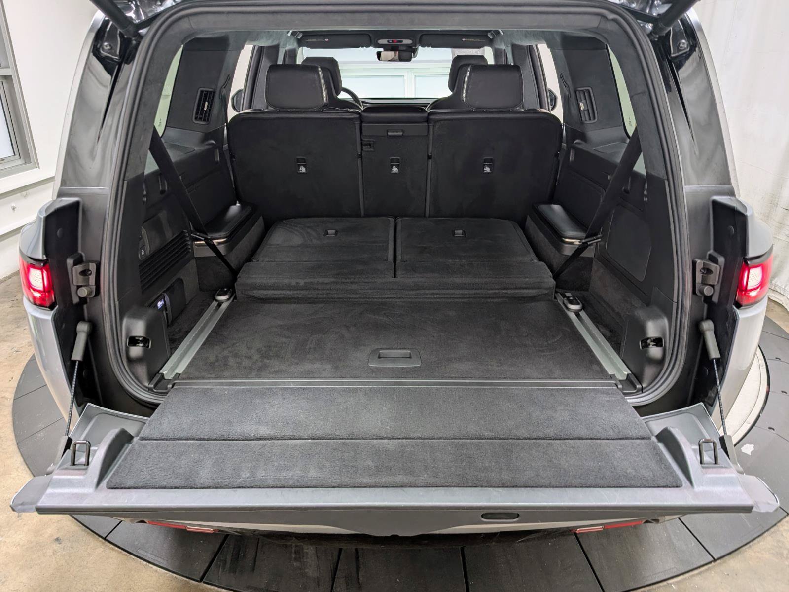 Used 2024 Rivian R1S Adventure AWD/4WD image 32