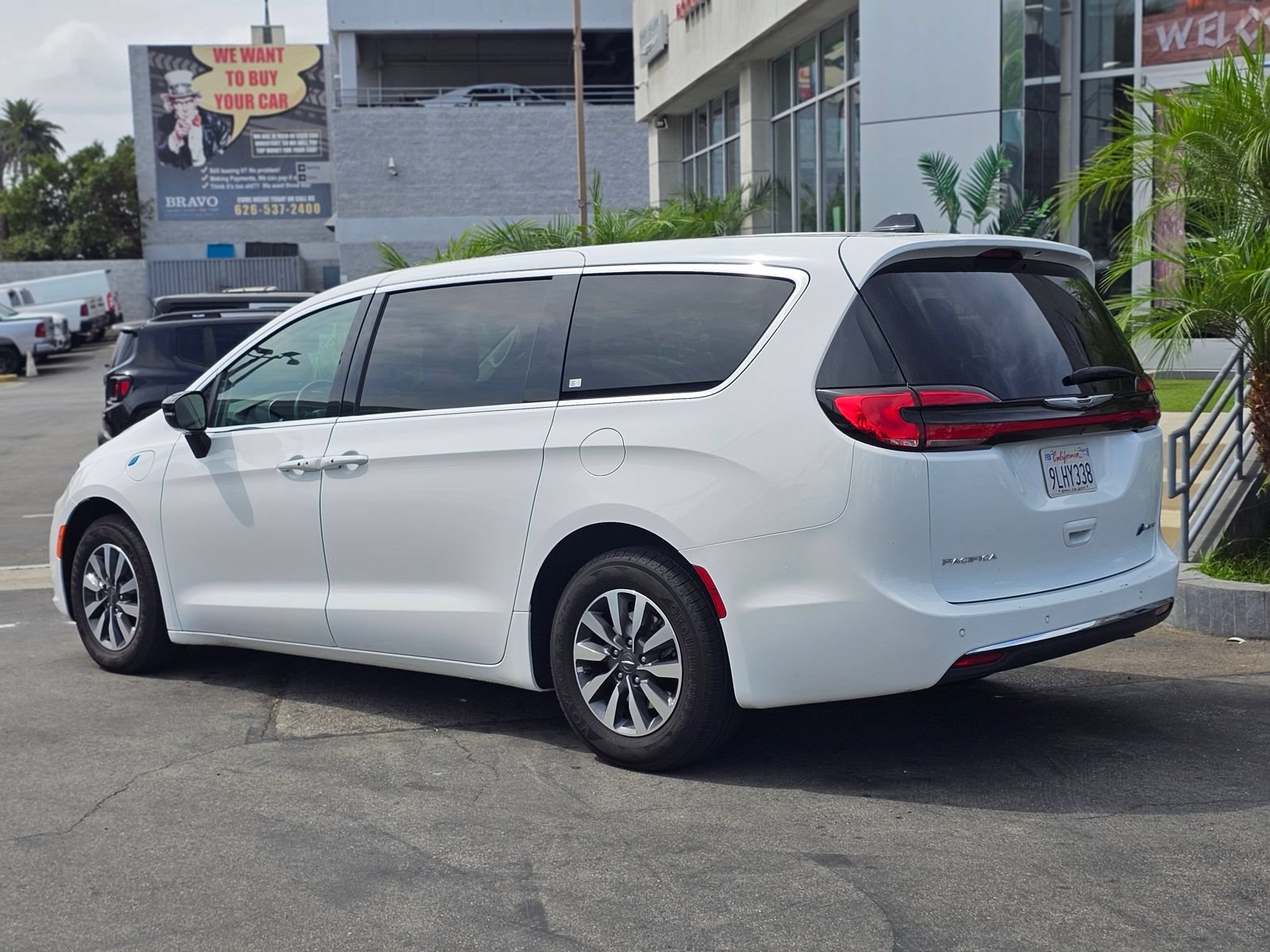Used 2024 Chrysler Pacifica Limited FWD image 6