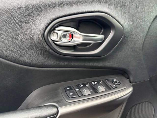 Used 2019 Jeep Cherokee Latitude w/ Popular Appearance Group AWD/4WD image 25