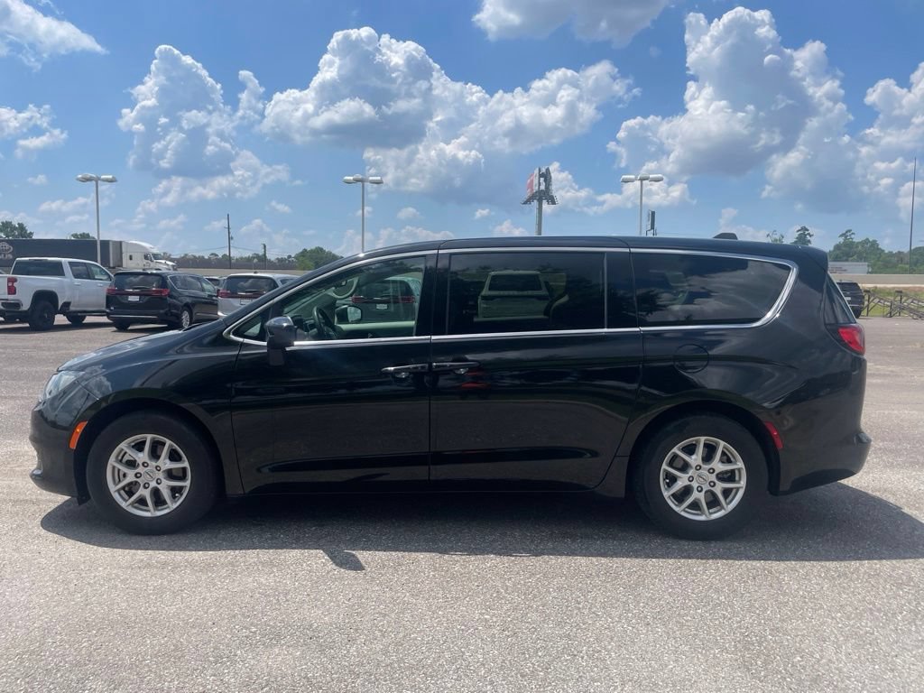 Used 2023 Chrysler Voyager LX FWD image 4