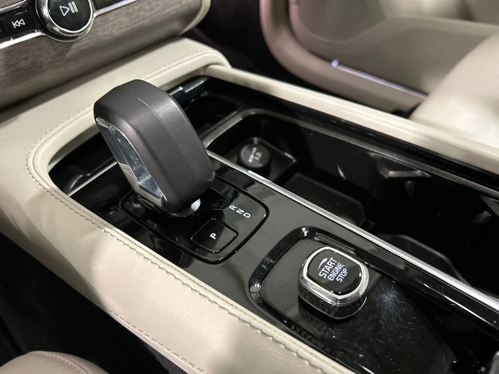 Used 2023 Volvo XC90 B6 Plus image 19