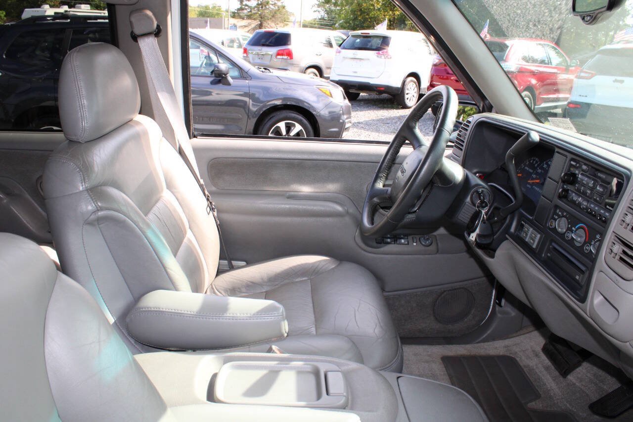 Used 1999 GMC Suburban 4WD w/ Marketing Opt Pkg 3 image 18