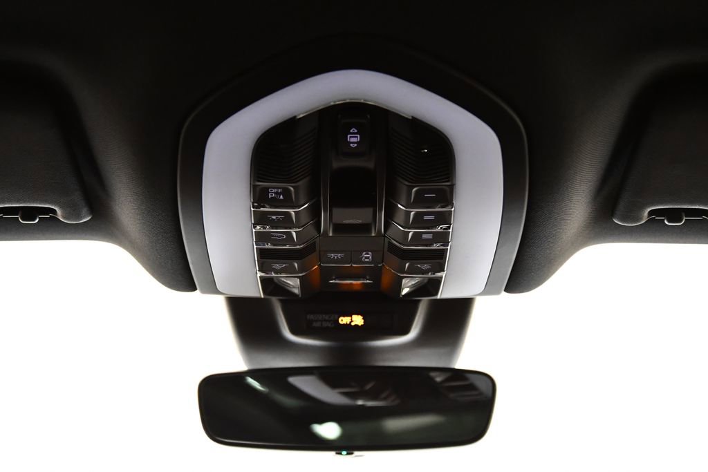 Used 2025 Porsche Macan image 17