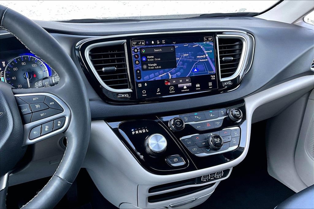 Used 2024 Chrysler Pacifica Touring-L FWD image 5