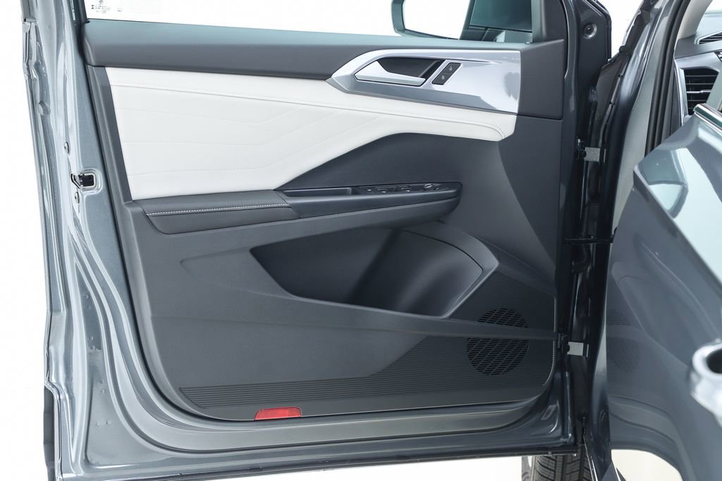 New 2025 Volkswagen Taos SEL image 18