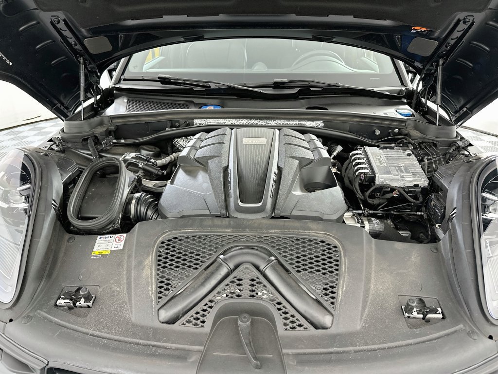 Certified 2023 Porsche Macan S AWD/4WD image 32