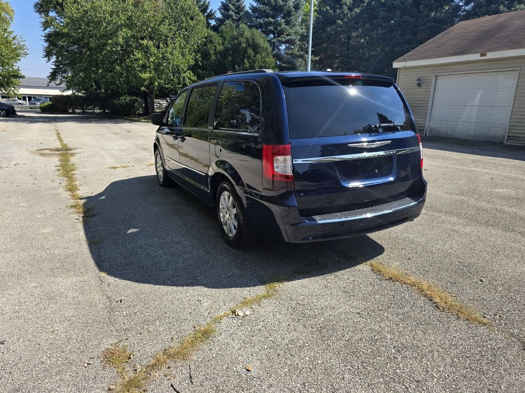 Used 2013 Chrysler Town & Country Touring image 5