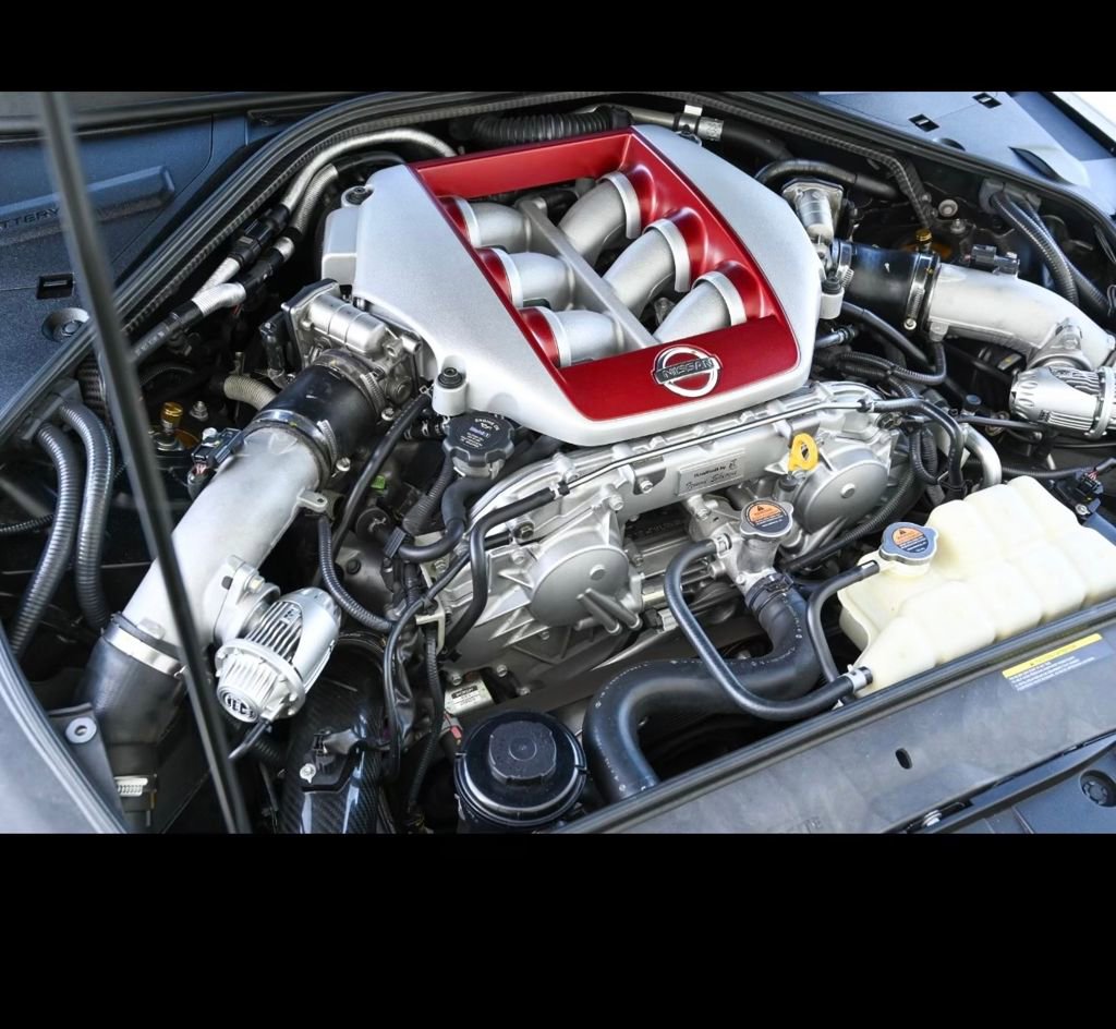 Used 2019 Nissan GT-R Premium w/ Premium Interior Package image 2