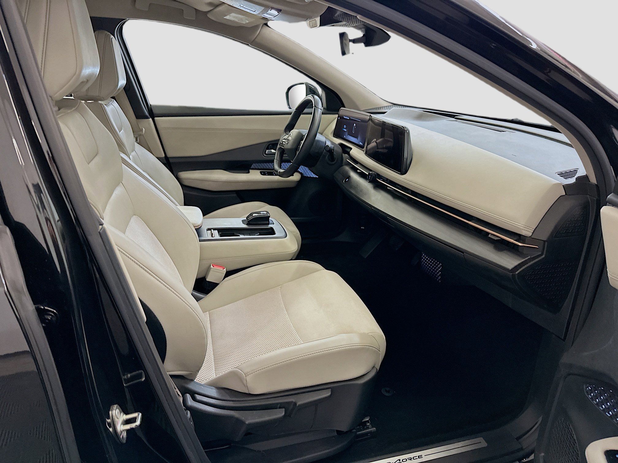 Used 2023 Nissan Ariya AWD image 32