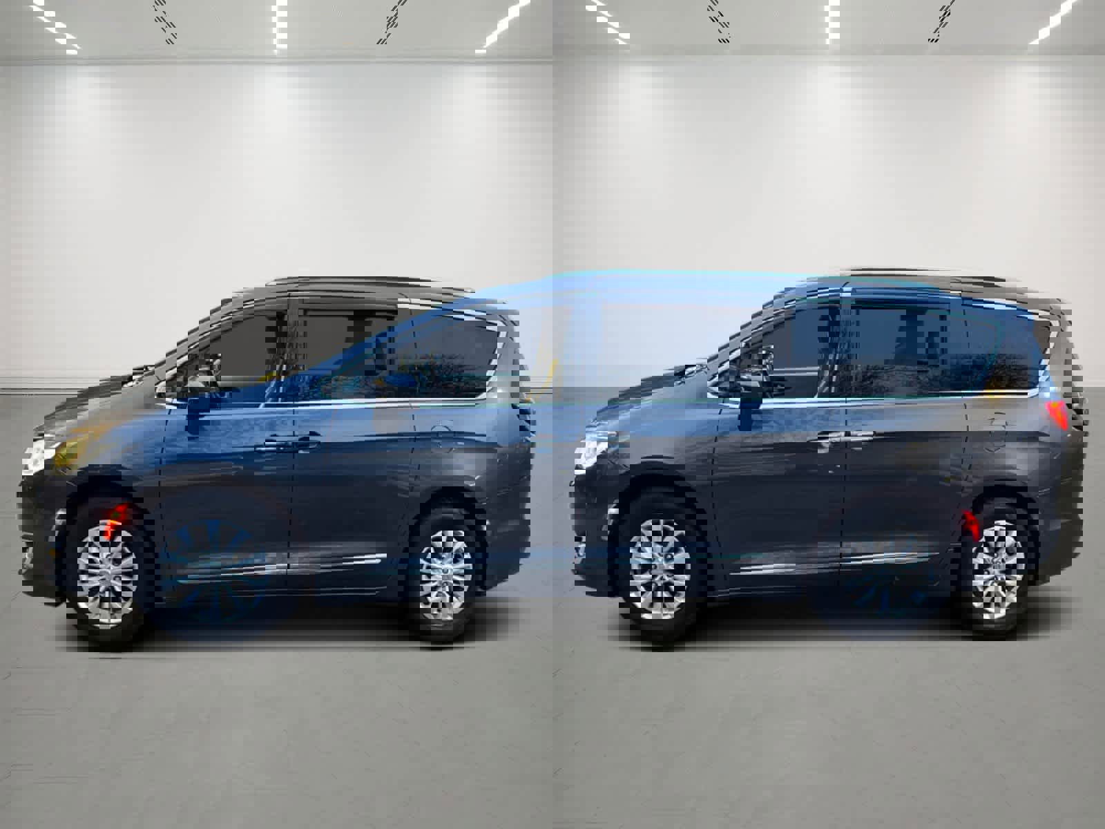 Used 2019 Chrysler Pacifica Touring-L image 3