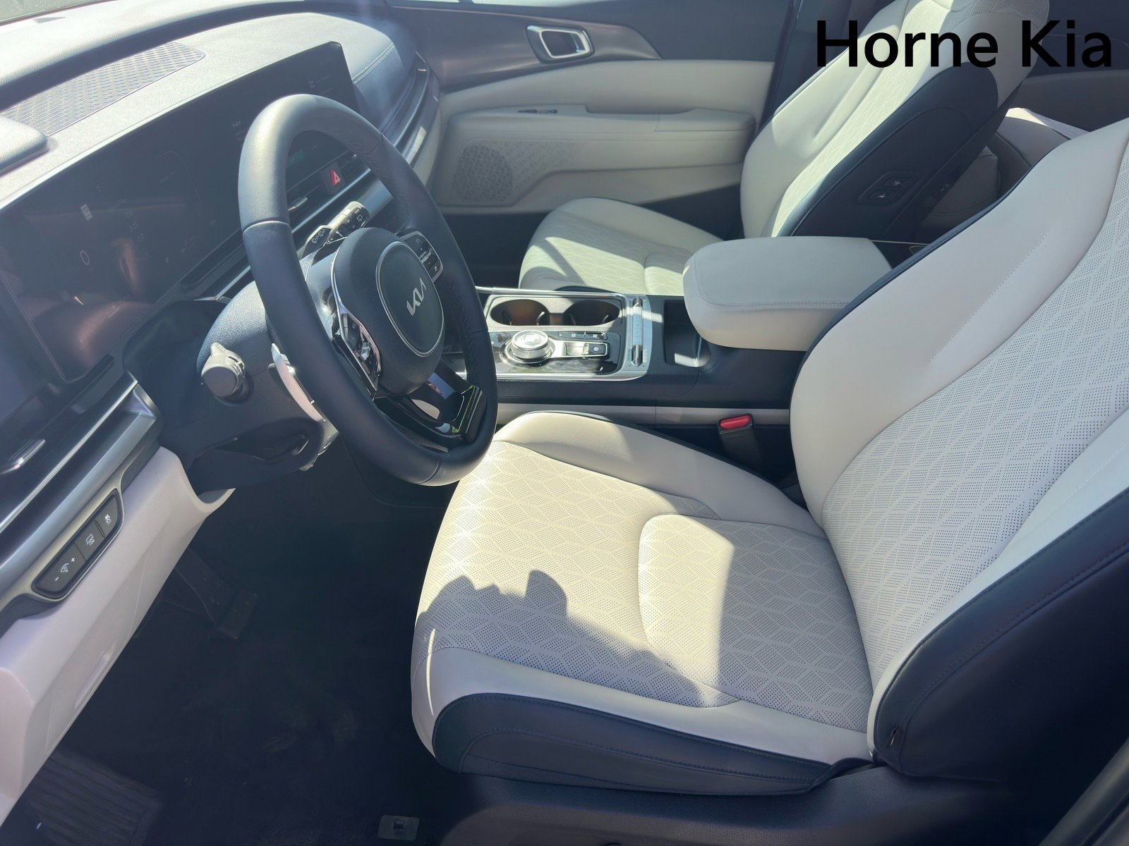 Certified 2026 Kia Carnival SX w/ SX Dark Edition Package FWD image 9