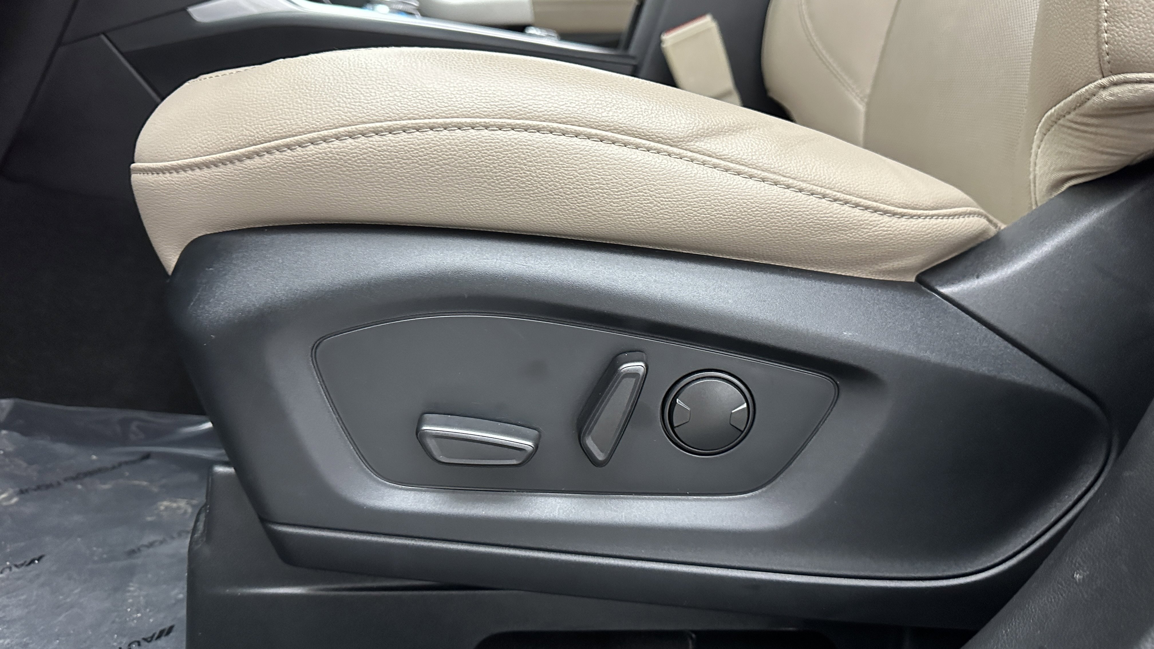 Used 2023 Ford Explorer Limited image 26