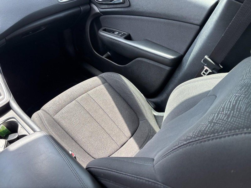 Used 2016 Chrysler 200 Limited w/ Convenience Group image 14