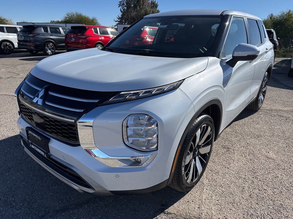 New 2025 Mitsubishi Outlander SE image 3