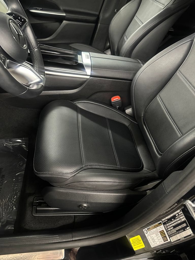 Used 2025 Mercedes-Benz GLC 350e 4MATIC image 13