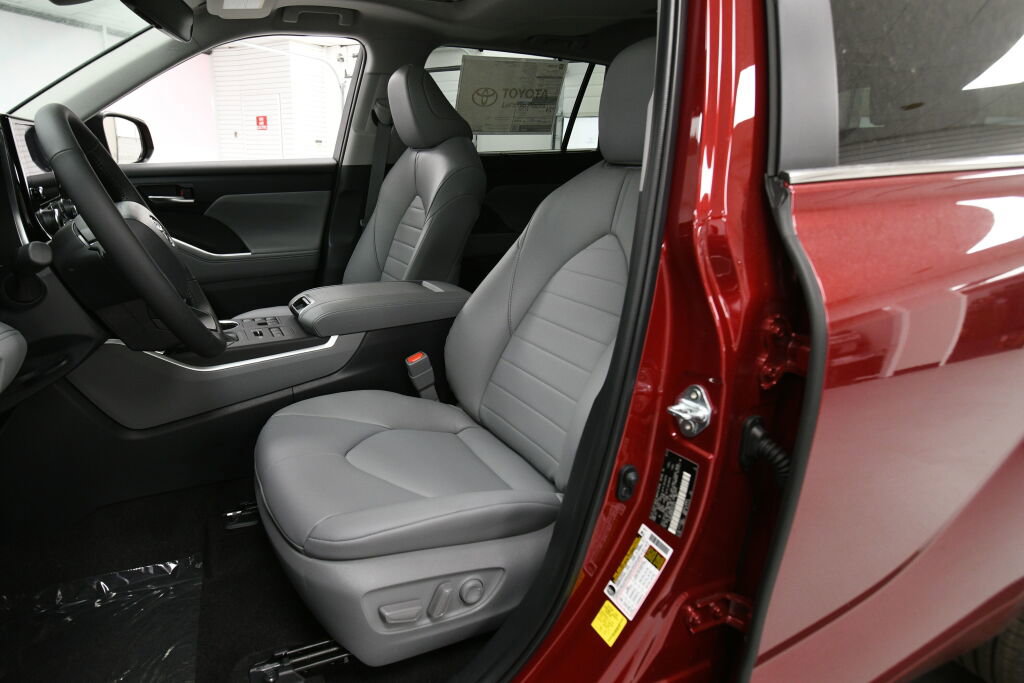 New 2023 Toyota Highlander XLE image 10