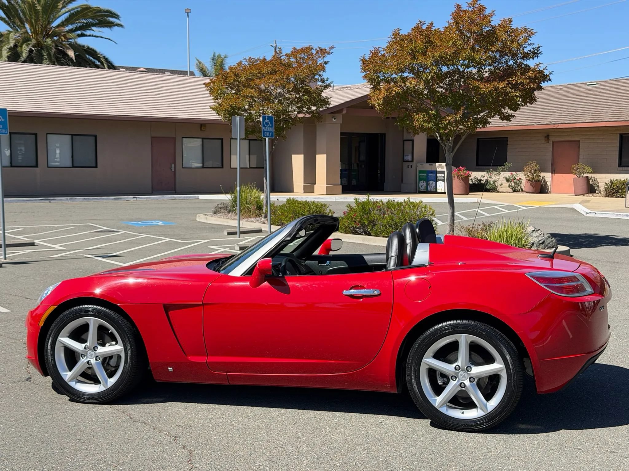 Used 2008 Saturn Sky w/ Premium Trim Package RWD image 2