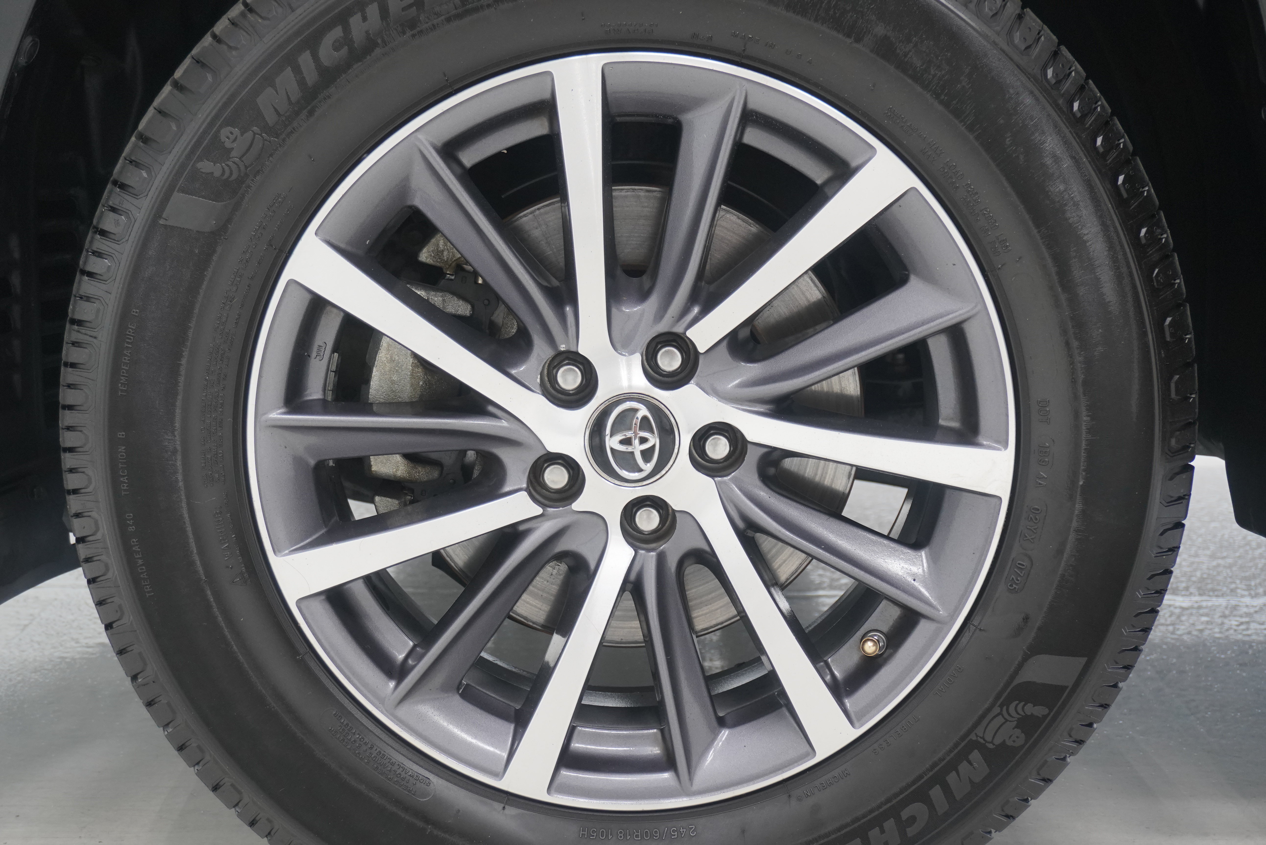 Used 2017 Toyota Highlander XLE FWD image 29