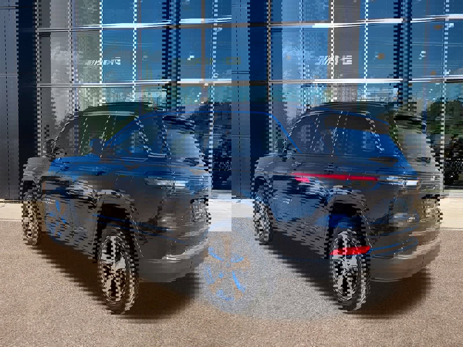 Used 2024 Jeep Grand Cherokee Limited image 5