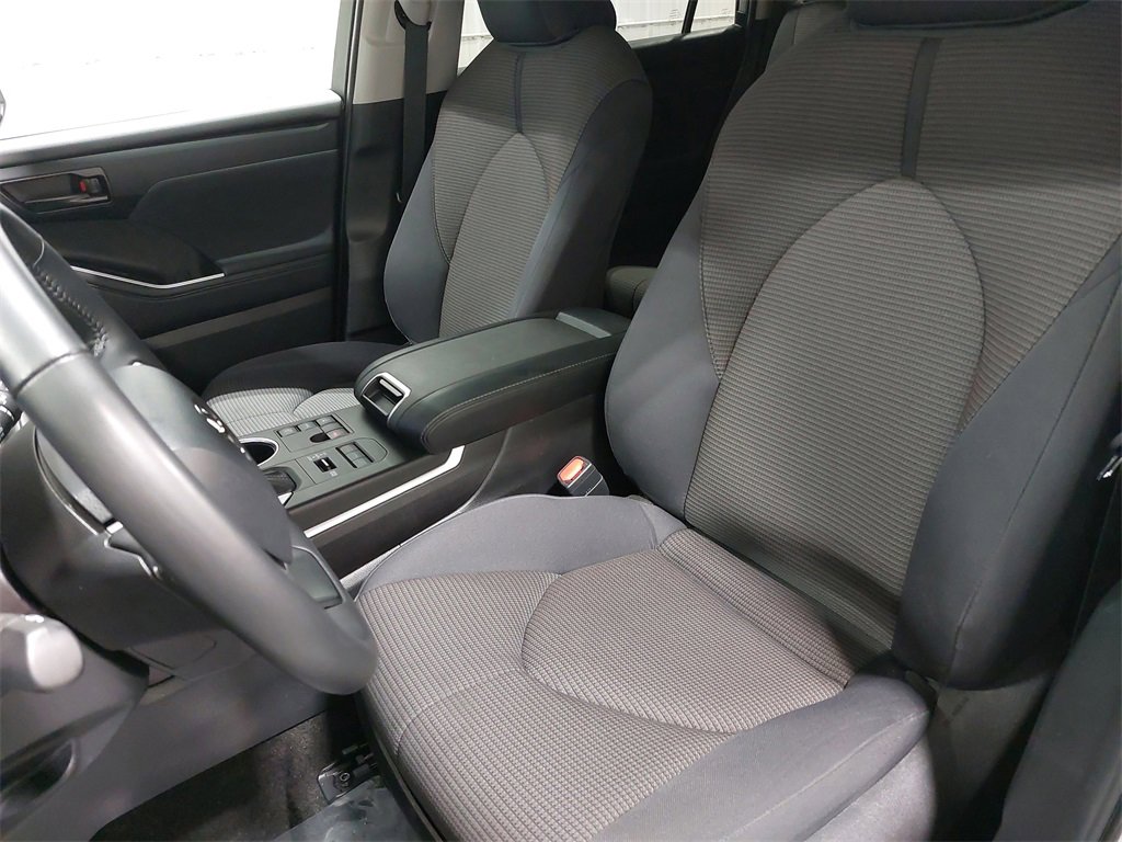 Used 2024 Toyota Highlander LE image 17