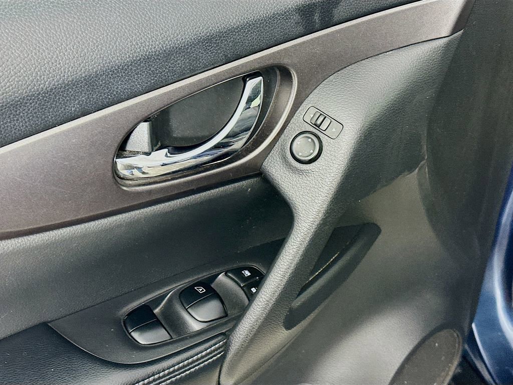 Used 2015 Nissan Rogue SV image 24