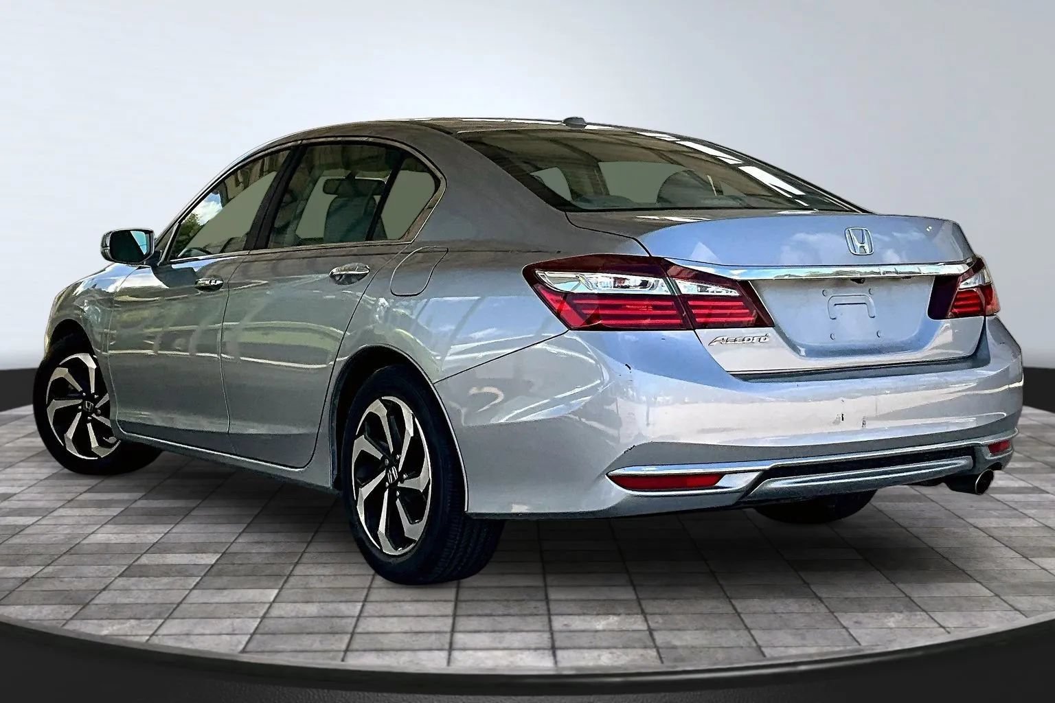 Used 2017 Honda Accord EX-L image 4