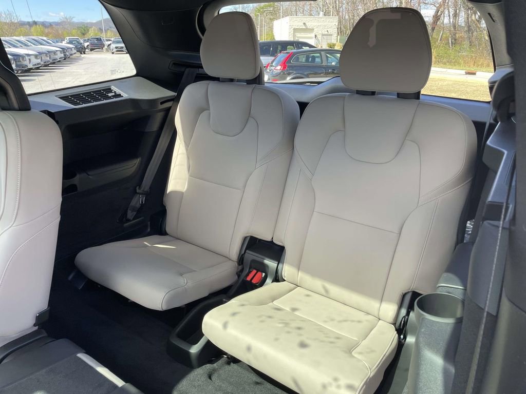 New 2026 Volvo XC90 B5 Plus w/ Protection Package Premier AWD/4WD image 2